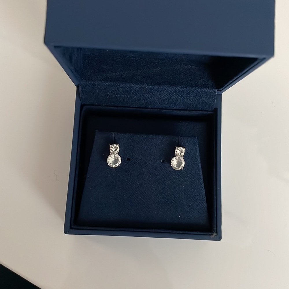BEAUTIFUL SWAROVSKI Studs- ORIGINAL - Picture 5 of 5